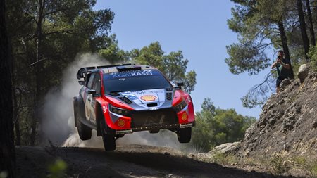 ΕΚΟ Ράλλυ Ακρόπολις 2025: Mind games και σκληρές μάχες