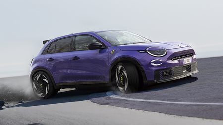 Το Abarth 600e ετοιμάζεται και αυτή είναι η πρώτη φωτό