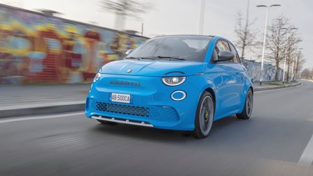 Σκορπιός σε ηλεκτροπληξία: οδηγούμε στην Ιταλία το πρώτο ηλεκτρικό Abarth 500e