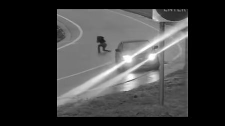 Οδηγός πηδάει από το αυτοκίνητο του και το αφήνει να τρακάρει μόνο του (video)