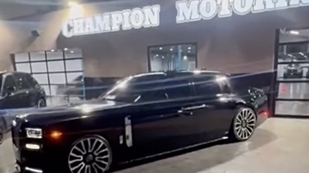 Διάσημος μποξέρ έκανε δώρο γενεθλίων στον εαυτό του δύο Rolls-Royce (video)