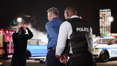 Μεθυσμένος οδηγός στην Αθήνα παρέσυρε 13 παρκαρισμένα αυτοκίνητα