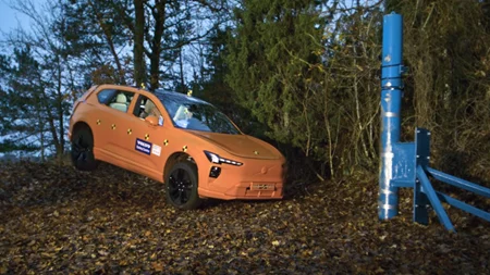 Δείτε το εντυπωσιακό crash test του Volvo EX60-το έριξαν σε κολώνα