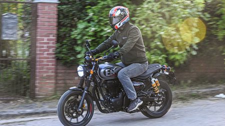 Πήραμε μια Royal Enfield HNTR 350 και την κάναμε Ohlins edition