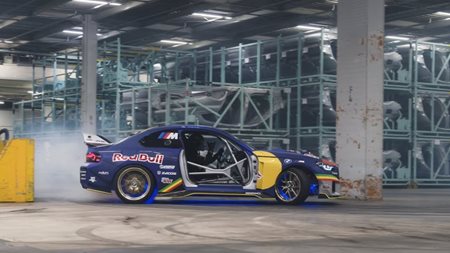 Δείτε M2 1.085 ίππων να κάνει drift μέσα στο εργοστάσιο της BMW