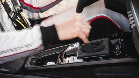 Η Porsche απέδειξε με ένα απίστευτο ρεκόρ γιατί τα χειροκίνητα κιβώτια δεν έχουν πεθάνει