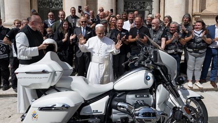 Ο Πάπας Λέων ευλόγησε και υπέγραψε μια BMW R18 Transcontinental