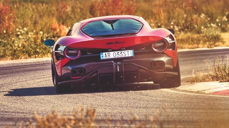 Alfa Romeo 33 Stradale: Οδηγούμε στην πίστα την πιο ποθητή Alfa της νέας εποχής