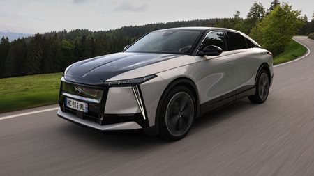 DS N°8: Το ηλεκτρικό "διαμάντι" των coupe SUV