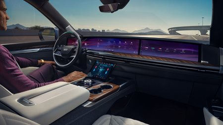 Αυτό το αυτοκίνητο έχει 682 ίππους και οθόνη 55 ιντσών!