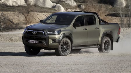Νέο Toyota Hilux: Το θρυλικό pick up γίνεται υβριδικό