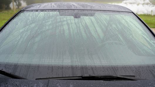 Θολωμένο παρμπρίζ: Πώς θα το αποφύγεις και πώς πρέπει να το καθαρίζεις
