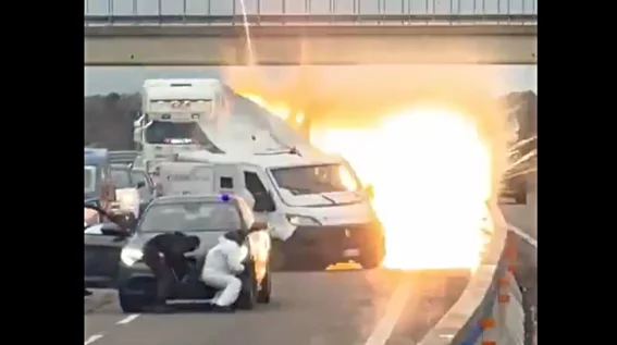 Κουκουλοφόροι με ψεύτικο περιπολικό ανατινάζουν θωρακισμένο όχημα σε σκηνή βγαλμένη από ταινία (video)