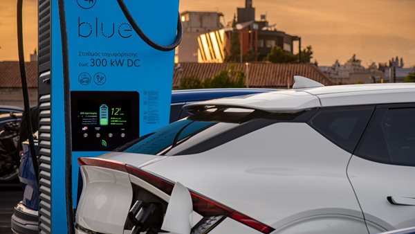 Πάσχα με ΔΕΗ blue για πολύ χαμηλές τιμές στους ταχυφορτιστές
