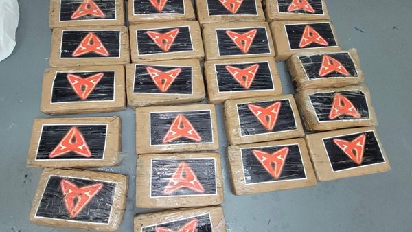 Πακέτα κοκαΐνης με το λογότυπο Cupra ξεβράστηκαν σε ακτή