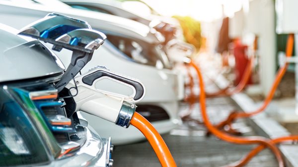 Γαλλία: Γιατί βάζει φρένο στην επιδότηση μίσθωσης ηλεκτρικών για χαμηλά εισοδήματα