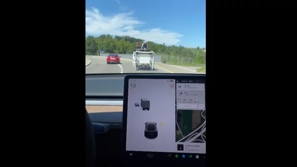 Τι παθαίνει το Tesla Model Y όταν συναντήσει άμαξα στο δρόμο (+video)