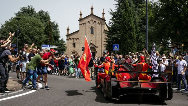 Maranello: Βγήκαν στους δρόμους για τη νίκη της Ferrari στο Le Mans