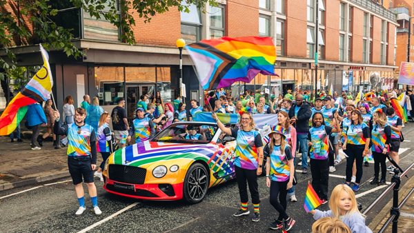 Μια περήφανη Bentley Continental GTC στο Pride του Μάντσεστερ