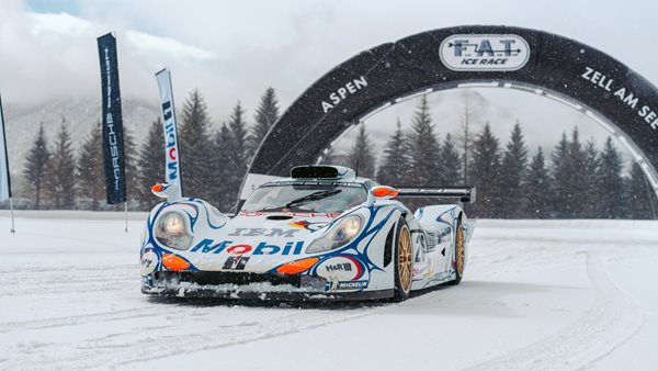 Η εντυπωσιακή Porsche 911 GT1 με το πλάι στα χιόνια