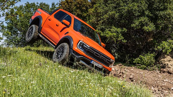 Οδηγούμε στην Ελλάδα Ford Ranger Raptor: το απόλυτο pick-up