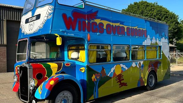 Σε δημοπρασία δύο εμβληματικά rock and roll αυτοκίνητα