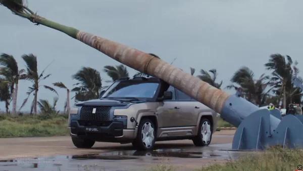 Τι συμβαίνει αν ρίξεις δέντρο 2 τόνων στο πολυτελές SUV της BYD (video)