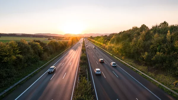 Σχέδιο για δρόμους χωρίς όρια ταχύτητας προκαλεί αντιδράσεις