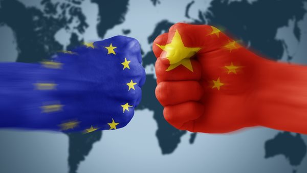 Σκληρή απάντηση Κίνας για τους δασμούς ηλεκτρικών από ΕΕ και ΗΠΑ