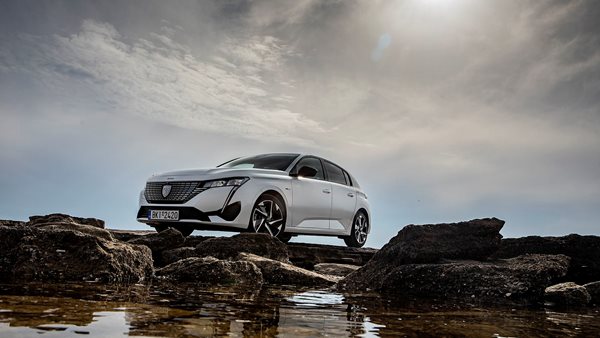Peugeot 308 180 PHEV: Στην πρίζα οδηγός και αυτοκίνητο