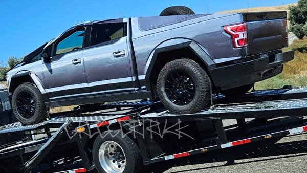 Η Tesla τρολάρει την Ford με ένα Cybertruck με περιτύλιγμα F-150