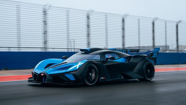 Πλούσιος ιδιοκτήτης Bugatti Bolide οδήγησε το hypercar μέσα στην πίστα (video)