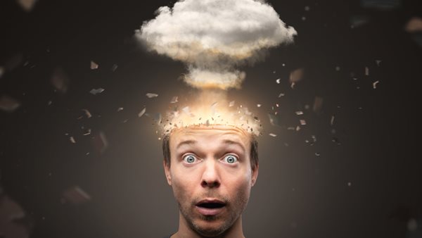 Το πιο καμένο σχόλιο στο ελληνικό facebook του TopGear είναι μια ωδή στις θεωρίες συνομωσίας