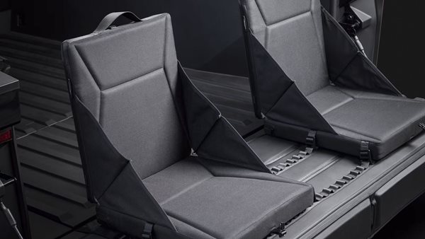 Το Tesla Cybertruck τώρα και επταθέσιο