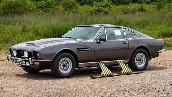 Πωλείται η σπάνια Aston Martin V8 με παγοπέδιλα της ταινίας James Bond