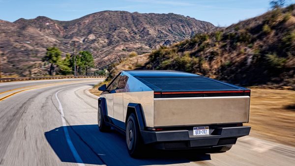 Τελικά σκουριάζει το Tesla Cybertruck; Τι απάντησε μηχανικός της φίρμας για το "rust-gate"