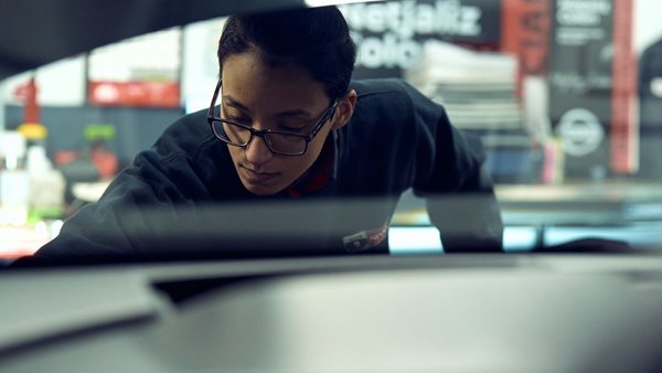 Πώς αυτή η γυναίκα έγινε Master Τεχνικός της Nissan