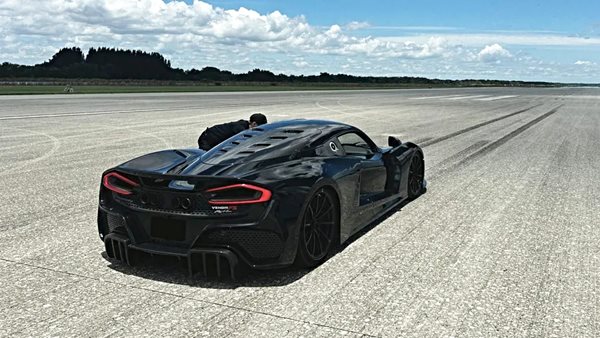 Τρομακτικό ατύχημα με 400 km/h σε δοκιμές της Hennessey Venom F5