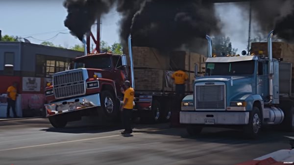 Δείτε ένα εντυπωσιακό drag race με φορτηγά (video)