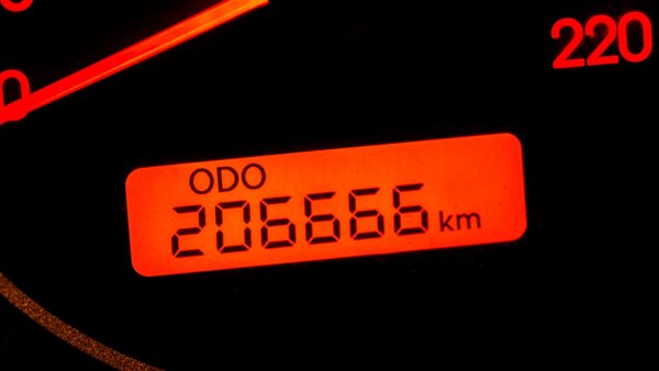 Πώς η απάτη με τα χιλιόμετρα στα κοντέρ αυτοκινήτων κοστίζει δισεκατομμύρια