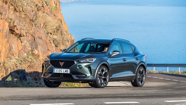 To plug-in υβριδικό CUPRA Formentor καταφέρνει να είναι δυνατό και οικονομικό