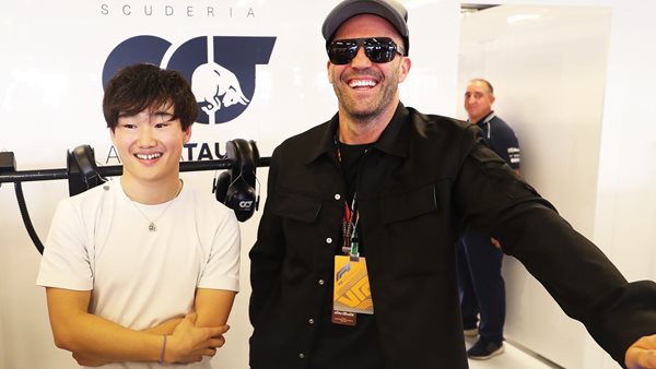 Ο Jason Statham "υιοθέτησε" οδηγό της Formula 1