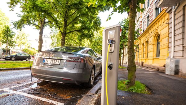 Το 2024 ήταν η χρονιά των ηλεκτρικών αυτοκινήτων-Πόσα κυκλοφόρησαν