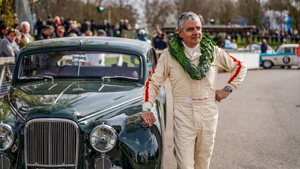 O Mr. Bean ανέβηκε στο βάθρο σε αγώνα αυτοκινήτων
