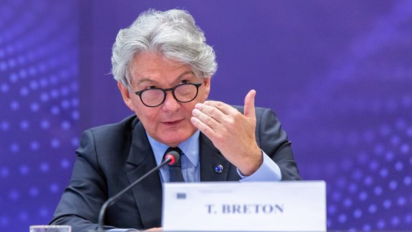 Επίτροπος Μπρετόν: Να συνεχίσει η ΕΕ να κατασκευάζει συμβατικά αυτοκίνητα