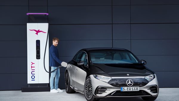 Mercedes και VW υπέρ της απαγόρευσης συμβατικών αυτοκινήτων