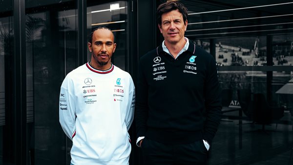 Ο Lewis Hamilton ανανέωσε για δύο χρόνια στην Mercedes