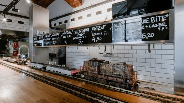 Το τρένο delivery-που θα βρεις το πιο διασκεδαστικό σέρβις φαγητού