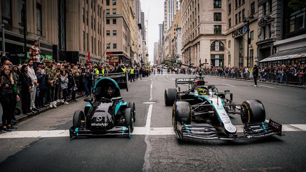 Ο Lewis Hamilton αναστάτωσε την Νέα Υόρκη-βγήκε με το μονοθέσιο στους δρόμους της πόλης (video)