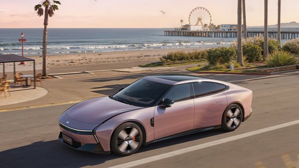 Δείτε το Xpeng P7 να πηγαίνει μόνο του στα φορτηγά παράδοσης